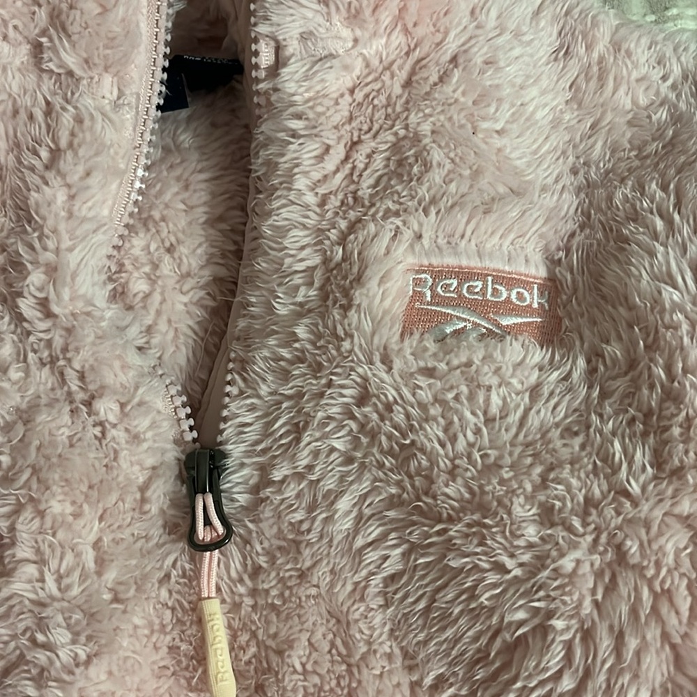 Fuzzy Reebok w front pockets - Picture 2 of 4